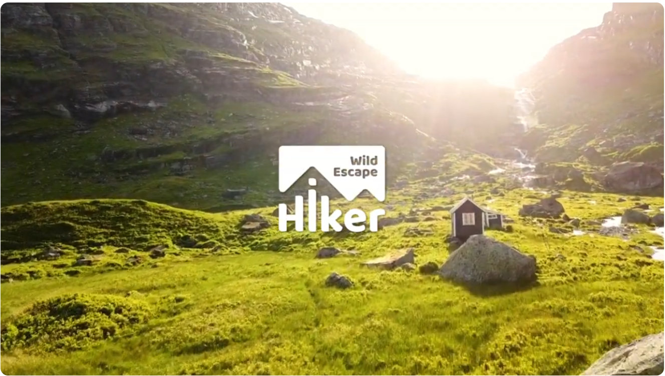 Kadr filmu Hiker: górska dolina i logo Wild Escape